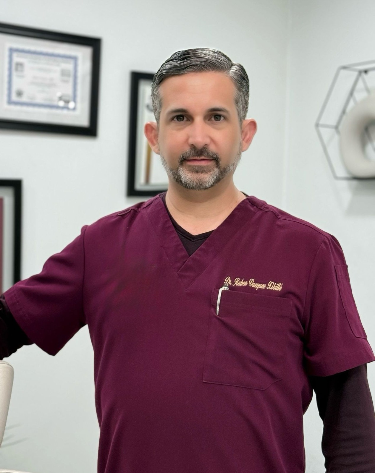 Retrato fotográfico del Dr. Rubén Vázquez